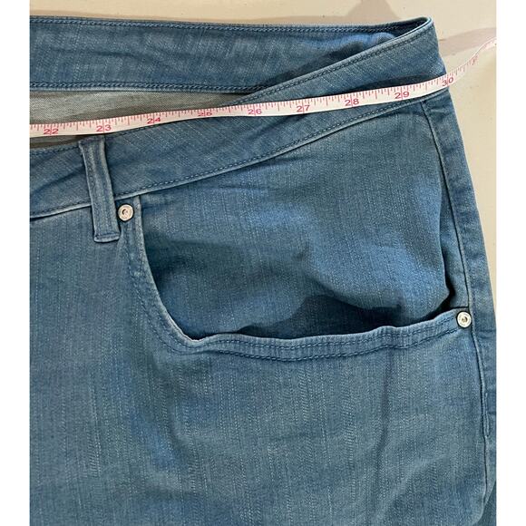 KIM GRAVEL TRIPLE LUXE DENIM CAPRI NWOT PLUS SIZE 32W VINTAGE LIGHT WASH - Picture 8 of 11